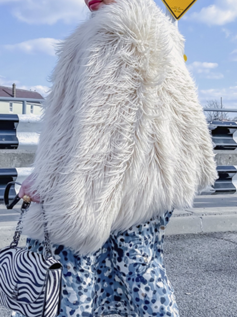 Fake fur, la pelliccia sintetica dallo stile grintoso che scalda l'inverno